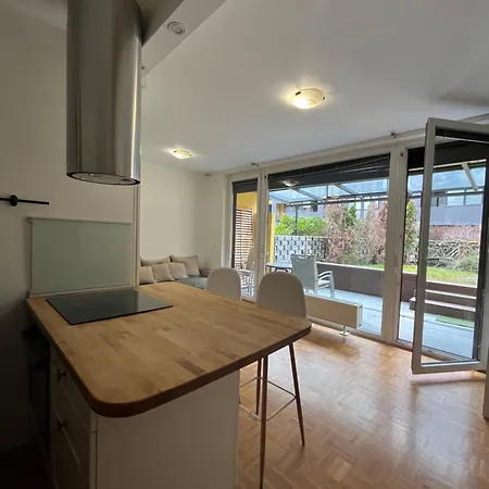 Oasis Atrium With Free Parking דירה